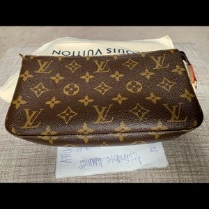 💕SOLD💕Louis Vuitton Monogram Pochette Acces